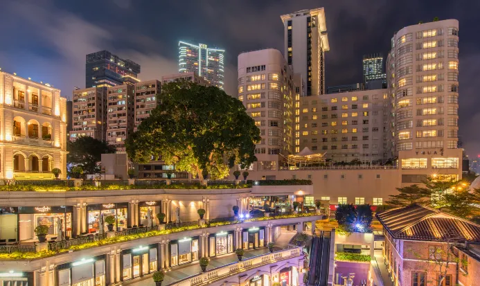入夜後嘅尖沙咀建築群燈光璀璨