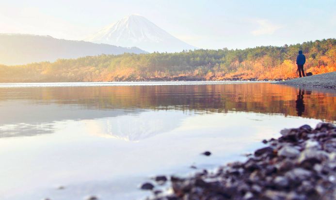 西湖寧靜湖面與富士山遠景相映成趣 西湖寧靜湖面與富士山遠景相映成趣