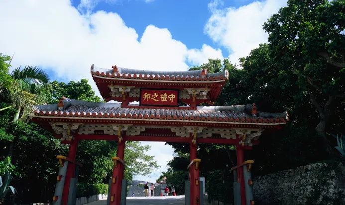 首里城一帶的琉球王朝紅瓦古建築與牌坊 首里城一帶的琉球王朝紅瓦古建築與牌坊