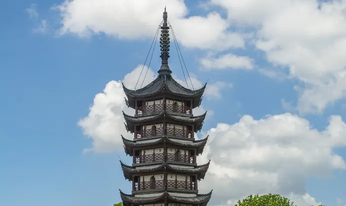 佔鰲塔矗立於錢塘江畔,是觀賞大潮的經典角度 佔鰲塔矗立於錢塘江畔,是觀賞大潮的經典角度