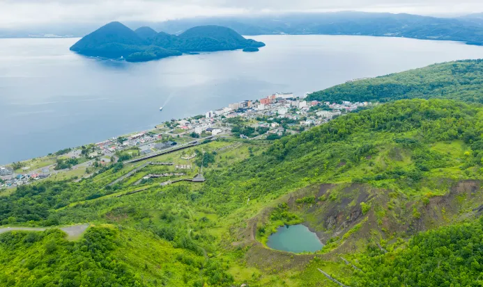 洞爺湖秋季層林盡染嘅湖面景色