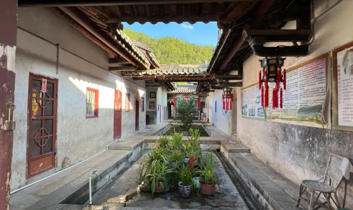梅州僑鄉大屋多為清末民初所建,立面中西合璧 梅州僑鄉大屋多為清末民初所建,立面中西合璧