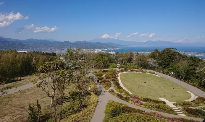 靜岡市日本平一帶，可眺望茶田與名山景緻