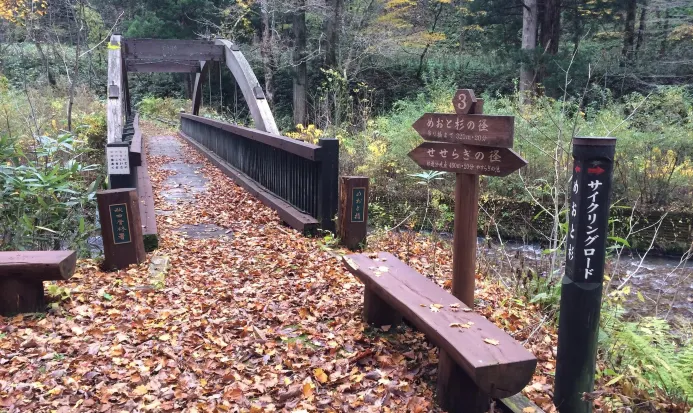 秋田仁別溪谷沿線的秋日紅葉景致