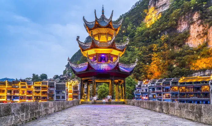 鎮遠古城舞陽河畔的古街夜色