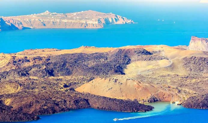 聖託裏尼火山口中央的卡美尼島