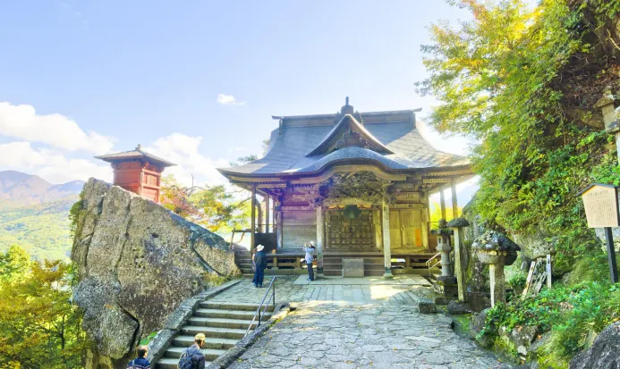 立石寺依山而建的石階與堂宇