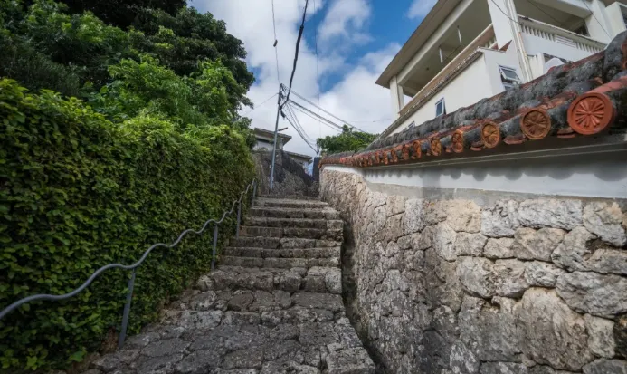 金城町石疊道的琉球古道石板街