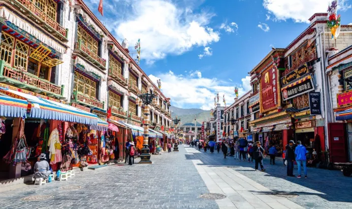 八廓街轉經道旁的老城街景 八廓街轉經道旁的老城街景