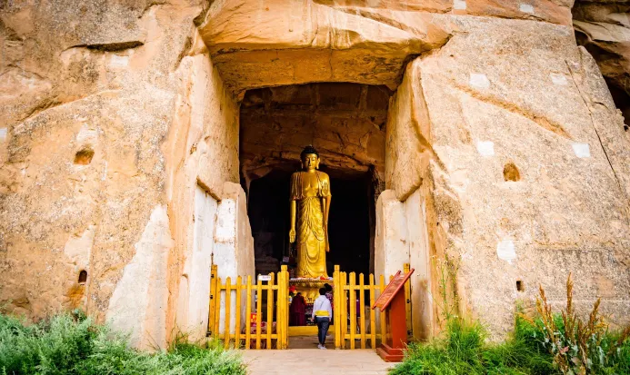 張掖馬蹄石窟群旅遊區的崖壁石窟