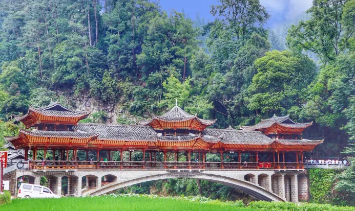 郎德苗寨依山而建的苗族村寨