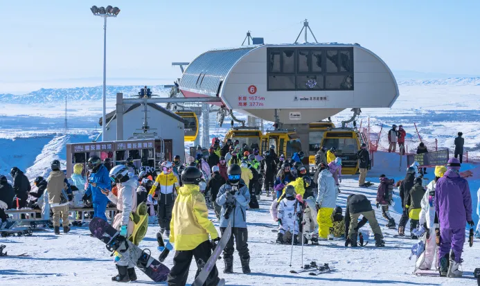阿勒泰將軍山國際滑雪度假區俯瞰市區的雪道