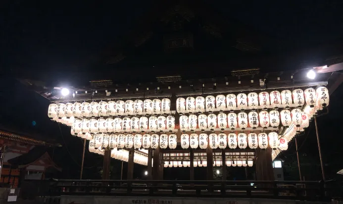 京都祇園祭夜晚燈籠街景,感受傳統節慶氛圍 京都祇園祭夜晚燈籠街景,感受傳統節慶氛圍