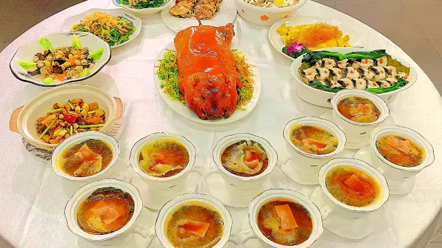 原盅燉荷葉火瞳翅(每位1.5両翅)+脆皮發財金豬(每席一隻)