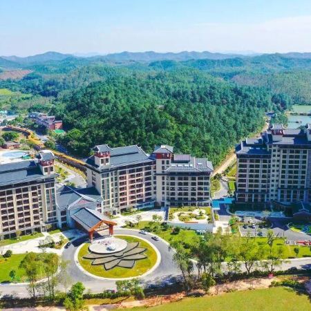 《佛山宋城千古情+溫泉》新興金水台溫泉小鎮(獨立溫泉泡池客房)+洲際集團旗下~江門東站嘉華廣場智選假日酒店【順德非遺味道•金箔牛乳燕窩粥水火鍋宴】 【椰青雞煲翅(廚師堂做位上)】新興江門加班3天團