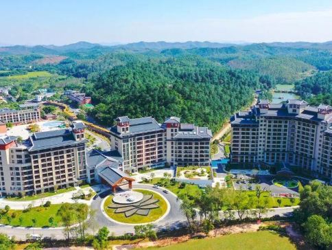 《佛山宋城千古情+溫泉》新興金水台溫泉小鎮(獨立溫泉泡池客房)+洲際集團旗下~江門東站嘉華廣場智選假日酒店【順德非遺味道•金箔牛乳燕窩粥水火鍋宴】 【椰青雞煲翅(廚師堂做位上)】新興江門加班3天團