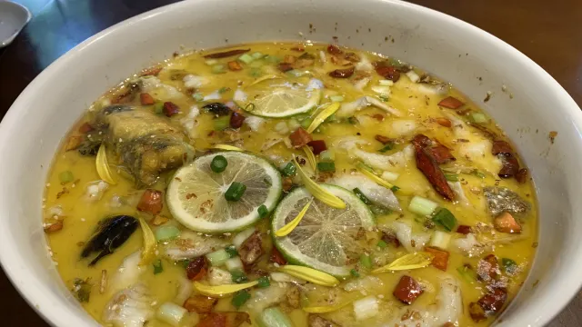 【老壇酸菜魚+手抓蔥香五花卷+金湯五穀燴花膠(位上)】