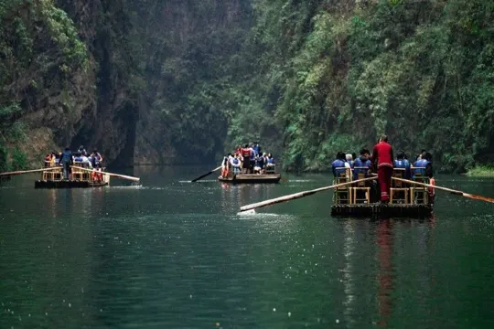 阿依河景區竹筏放歌