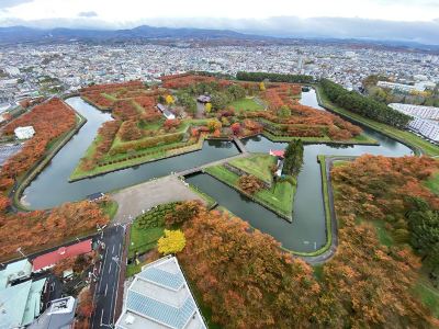 北海道~道南 秋日溫泉6天之旅  賞紅葉名所(五稜郭公園~登上展望台賞星形要塞、北海道神宮、洞爺湖展望台、大沼國定公園)、函館山(乘吊車賞夜景)、函館熱帶植物園、北國優駿公園
