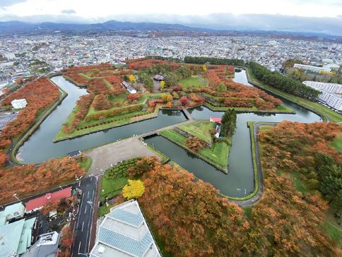 北海道~道南 秋日溫泉6天之旅  賞紅葉名所(五稜郭公園~登上展望台賞星形要塞、北海道神宮、洞爺湖展望台、大沼國定公園)、函館山(乘吊車賞夜景)、函館熱帶植物園、北國優駿公園