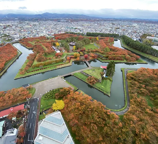 北海道~道南 秋日溫泉6天之旅  賞紅葉名所(五稜郭公園~登上展望台賞星形要塞、北海道神宮、洞爺湖展望台、大沼國定公園)、函館山(乘吊車賞夜景)、函館熱帶植物園、北國優駿公園