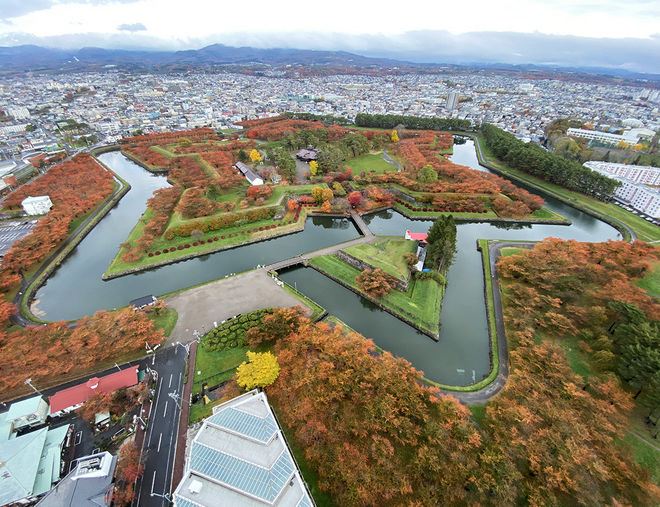 北海道~道南 秋日溫泉6天之旅  賞紅葉名所(五稜郭公園~登上展望台賞星形要塞、北海道神宮、洞爺湖展望台、大沼國定公園)、函館山(乘吊車賞夜景)、函館熱帶植物園、北國優駿公園