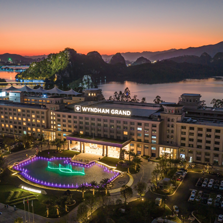 《肇慶快閃~2人成行》2晚入住國際品牌~肇慶七星岩溫德姆至尊酒店(包無限次浸泡養生湯泉) 【馳名八喜撈雞美食宴】充裕自由活動時間盡情享受悠閒假期 肇慶純玩3天團