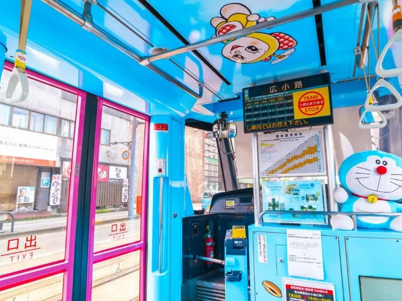 乘坐多啦A夢彩繪電車