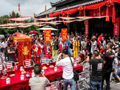 土家族女兒會盛會、武漢、宣恩、恩施6天純玩高鐵團  梭布埡石林女兒會、超級VIP區《西蘭卡普》表演、DIY土家織布西蘭卡普、恩施大峽谷(七星寨景區、雲龍河地縫)、曜天眼景區、仙山貢水夜景、光谷空軌