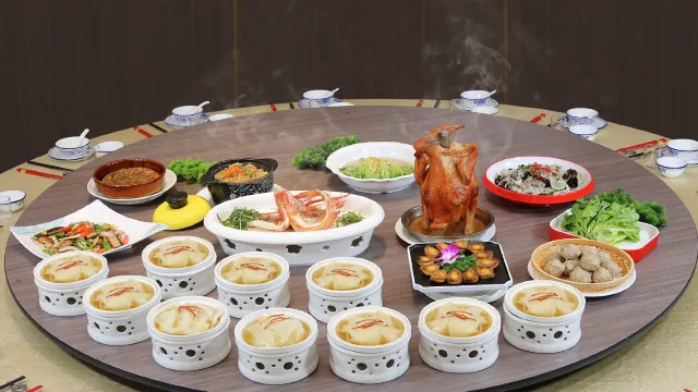 火瞳翅(位上)保證每人3両魚翅+乾坤鮑魚棟企雞(適用於2025年8月31日或之前出發之團隊)