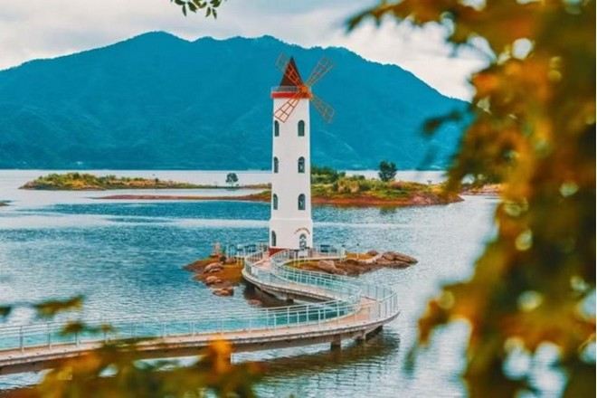 打卡千島之心網紅燈塔