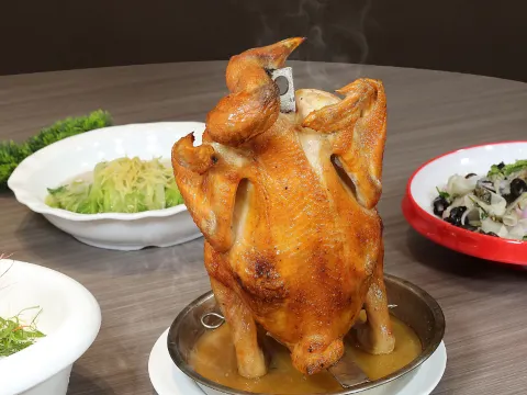 火瞳翅(位上)保證每人3両魚翅+乾坤鮑魚棟企雞(適用於2025年8月31日或之前出發之團隊)