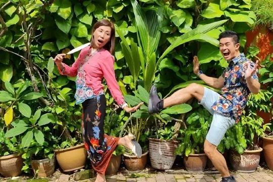 穿上小娘惹服裝漫遊古城