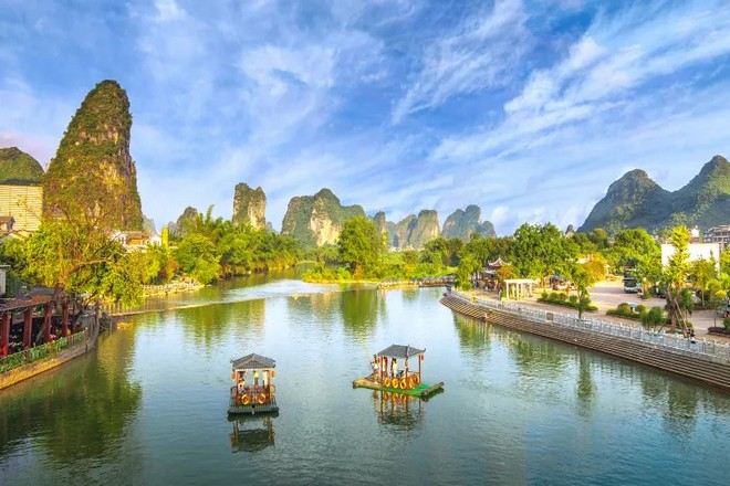 乘坐竹筏體驗遇龍河漂流