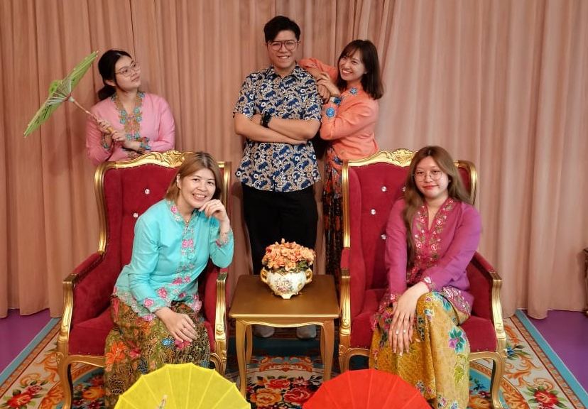 【特色體驗】穿上小娘惹服裝拍攝家庭合照，漫遊馬六甲古城