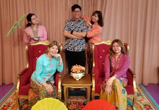 【特色體驗】穿上小娘惹服裝拍攝家庭合照，漫遊馬六甲古城