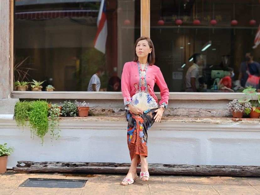 穿上小娘惹服裝漫遊古城