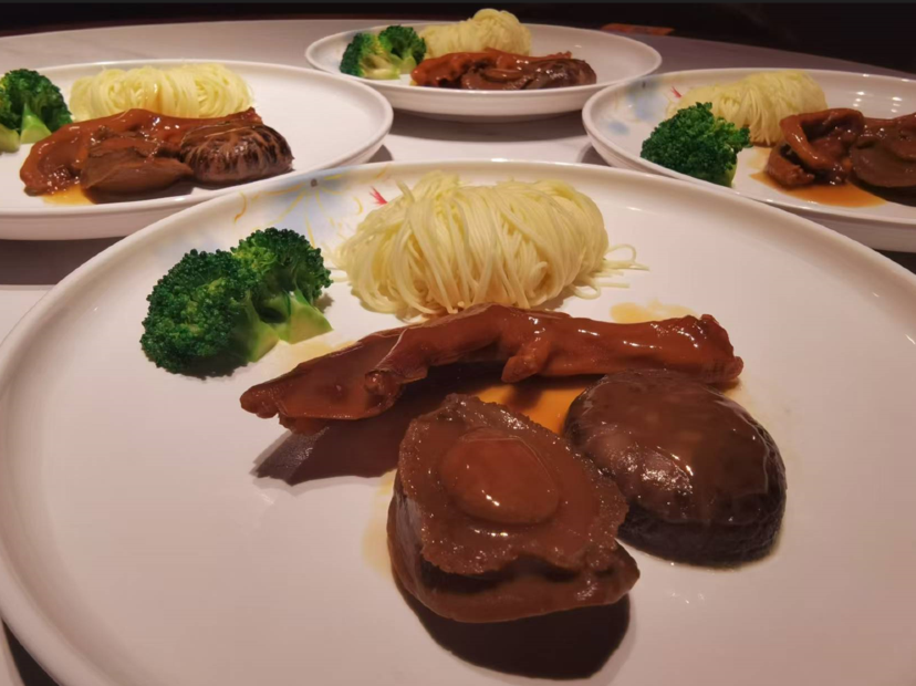 黃金鮑魚扣鵝掌(位上)