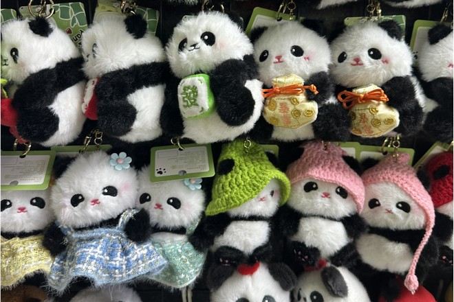 贈送每位貴賓一個熊貓掛件(隨機款式)