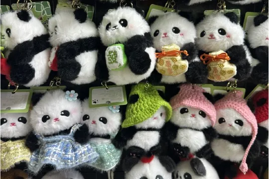 贈送每位貴賓一個熊貓掛件(隨機款式)