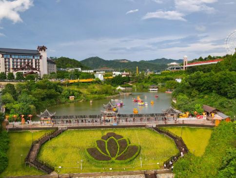 《中國長壽之鄉~蓮花湖莊園》入住Wyndham信宜蓮花湖溫德姆酒店+陽春DS溫泉度假酒店(獨立溫泉泡池客房) 世界文化遺產~鳳儀裡碉樓、欣賞大型實景劇“冼夫人馬戰實景劇”陽春茂名純玩3天團