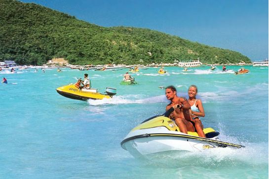 於珊瑚島暢玩水上設施