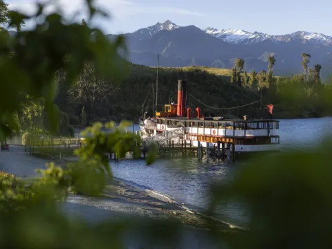 厄恩斯勞號百年蒸汽船