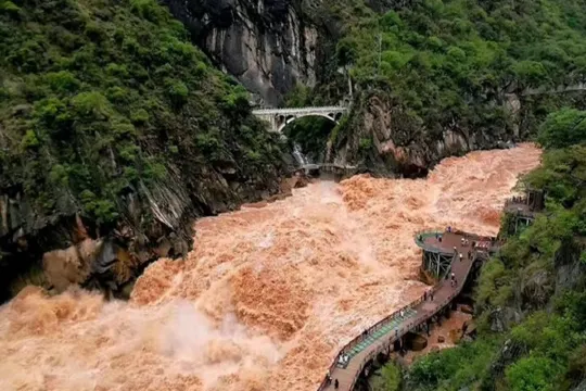 虎跳峽大峽谷景區