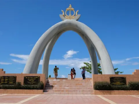 十億油桶紀念碑