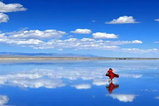 茶卡鹽湖-紅衣