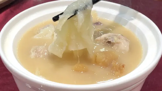 濃湯花膠雞煲翅(位上)