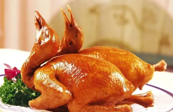 正宗石岐脆皮乳鴿
(每位半隻)+菌皇乳
鴿靚湯宴