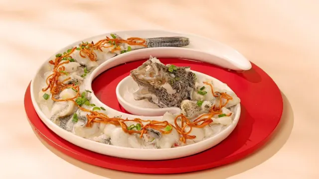 炭燒黑金鮑（約1.3斤一隻）+原隻陳皮獅子頭湯（位上）+花菇花膠扒海參