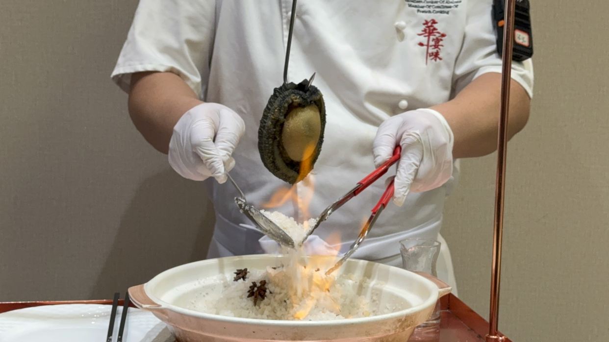 古法荷葉火瞳翅+星廚堂做炭燒黑金鮑